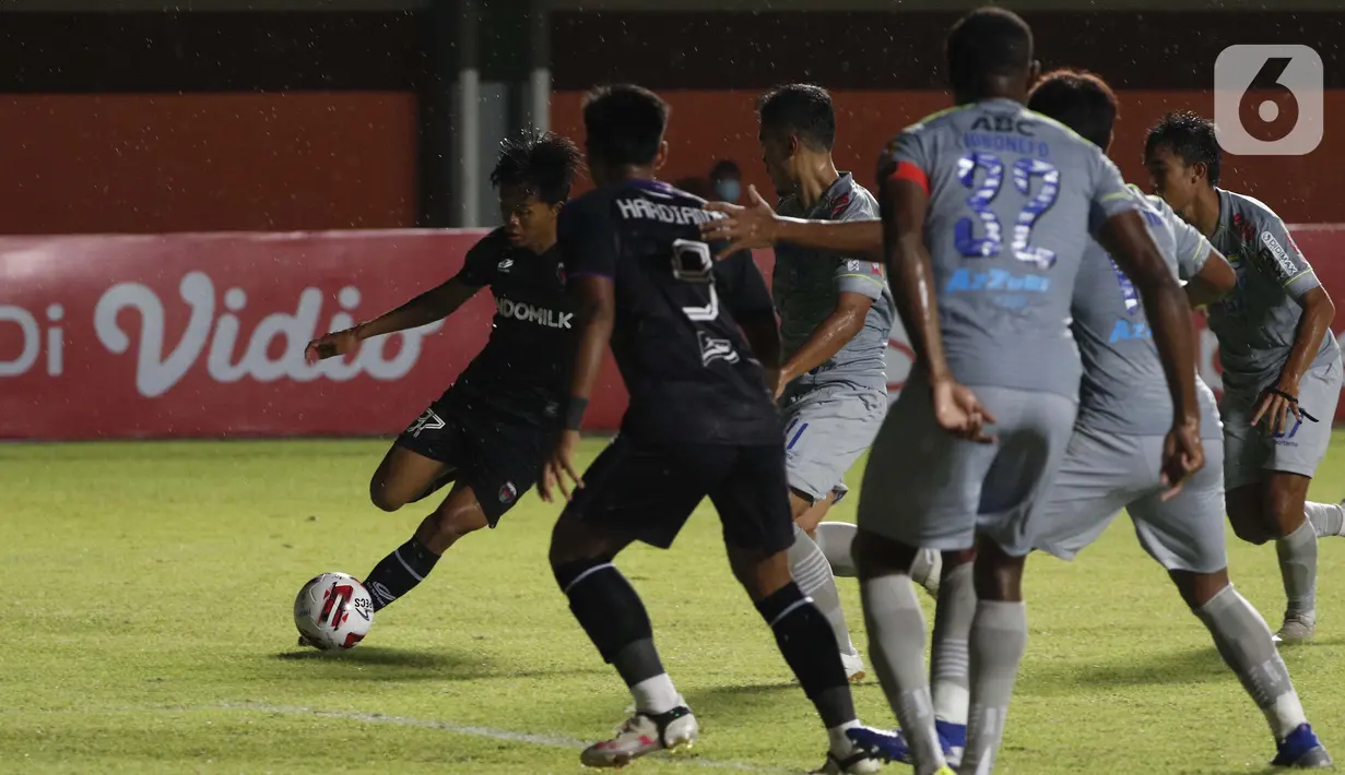 Pemain Persita Tangerang Moh. Edo Febriansyah (kiri) berusaha mengoceh barisan belakang Persib Bandung dalam pertandingan babak penyisihan Grup D Piala Menpora 2021 di Stadion Maguwoharjo, Sleman, Senin (29/3/2021). Persib menang 3-1. (Bola.com/Ikhwan Yanuar)