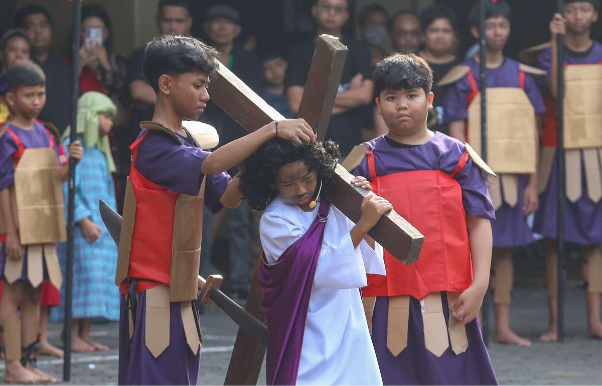 Anak-anak tampilkan drama penyaliban Yesus Kristus saat peringati Jumat Agung