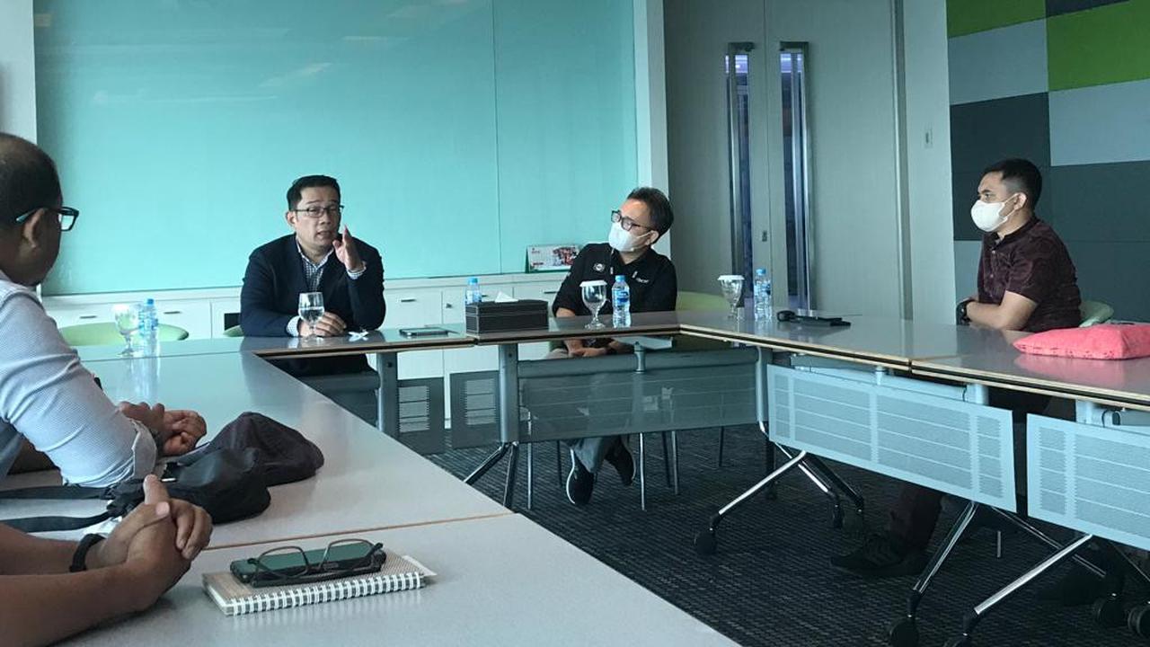 Gubernur Jawa barat Ridwan Kamil saat berbincang dengan para Pemimpin Redaksi KLY Media di SCTV Tower, Jakarta. (Liputan6.com/Winda Nelfira)