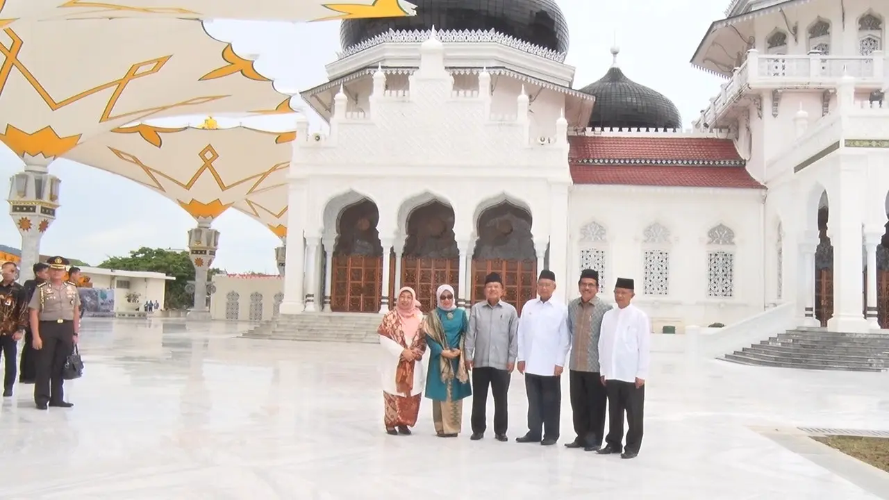 Wakil Presiden Yusuf Kalla meresmikan wajah baru Masjid Raya Baiturrahman Banda Aceh