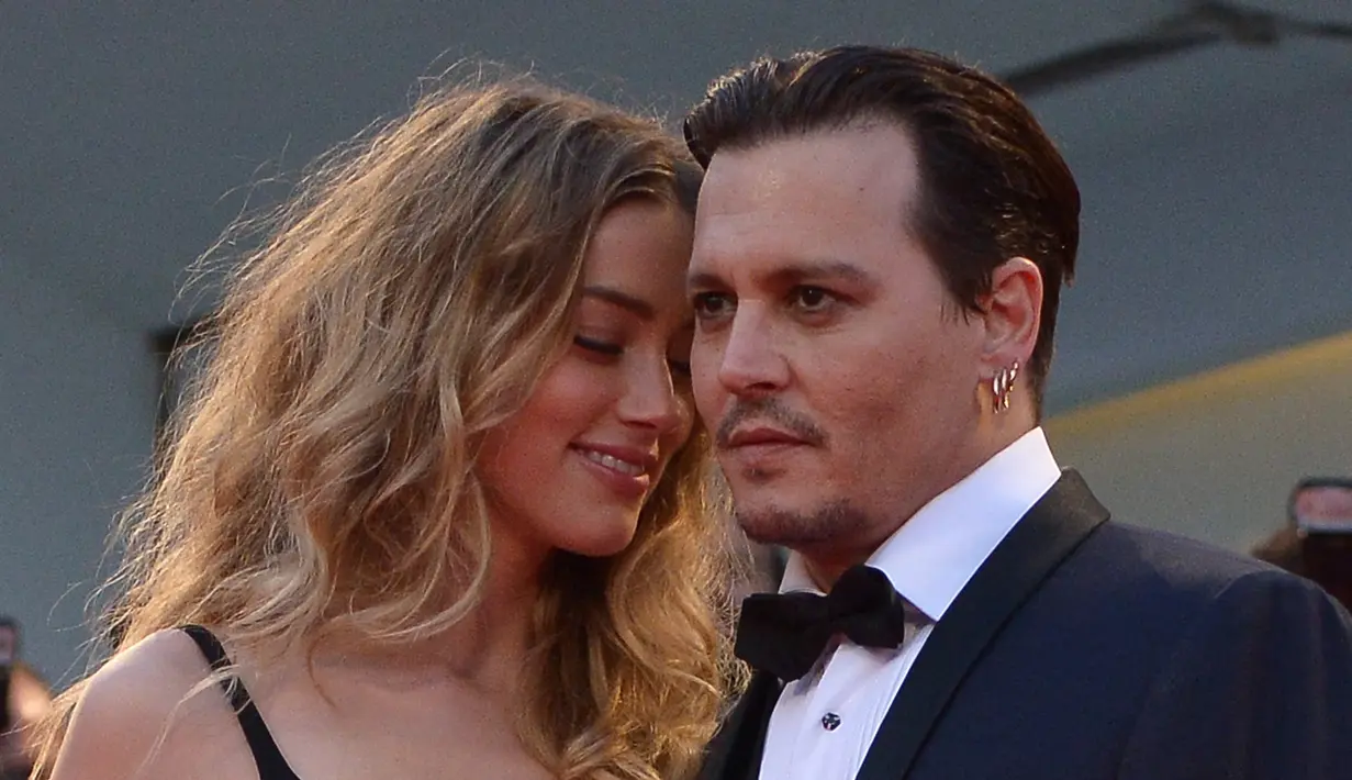 Aktor Johnny Depp dan Amber Heard saat menghadiri pemutaran film 'Black Mass' di Festival Film Venezia, Italia, 4 September 2015. Amber Heard menggugat cerai Johnny Depp karena perbedaan yang tak bisa diatasi selama 15 bulan pernikahan. (Tiziana FABI/AFP)