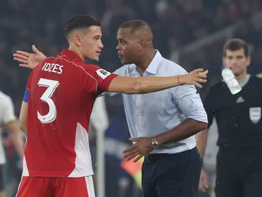 Kapten&nbsp;Timnas Indonesia,&nbsp;Jay Noah Idzes (kiri),&nbsp;berdiskusi dengan pelatih Patrick Kluivert&nbsp;saat laga melawan&nbsp;China dalam laga Kualifikasi Piala Dunia 2026 zona Asia di Stadion Utama Gelora Bung Karno (SUGBK) Senayan, Jakarta, Kamis (5/6/2025). (Bola.com/M. Iqbal Ichsan)