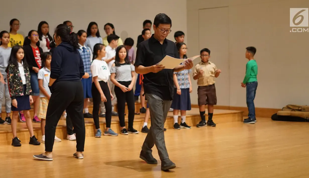 Konduktor Avip Priatna melakukan latihan jelang seri konser ke-10 The Resonanz Music Studio di Balai Resital Kertanegara, Jakarta, Kamis (22/8/2019). Konser Simfoni untuk Bangsa 2019 bertema ‘Mengenang 60 Tahun Elfa Secioria’ itu akan diselenggarakan pada 25 Agustus. (Liputan6.com/Immanuel Antonius)