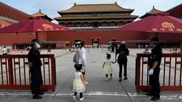 Orang-orang mengunjungi Kota Terlarang di Beijing setelah pemerintah melonggarkan beberapa pembatasan Covid-19, Selasa (7/6/2022). Pengunjung mulai kembali ke restoran di sebagian besar wilayah Beijing untuk pertama kalinya dalam lebih dari sebulan pada Senin, 6 Juni 2022. (WANG Zhao / AFP)