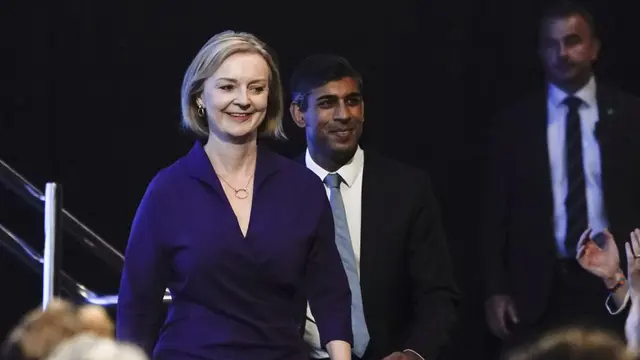 PM Inggris yang baru, Liz Truss berbicara setelah memenangkan kontes kepemimpinan Partai Konservatif di Queen Elizabeth II Center di London, Senin, 5 September 2022. (AP/Frank Augstein)
