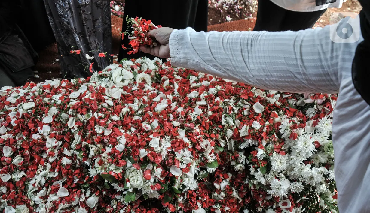 Warga berdoa saat berziarah ke makam Ketua Dewan Pers Azyumardi Azra di Taman Makam Pahlawan (TMP) Kalibata, Jakarta Selatan, Selasa (20/9/2022). Sebelumnya, Jenazah Prof Azyumardi Azra disalatkan oleh ribuan orang di auditorium UIN Syarif Hidayatullah, Ciputat Timur, Tangsel. (merdeka.com/Iqbal S Nugroho)