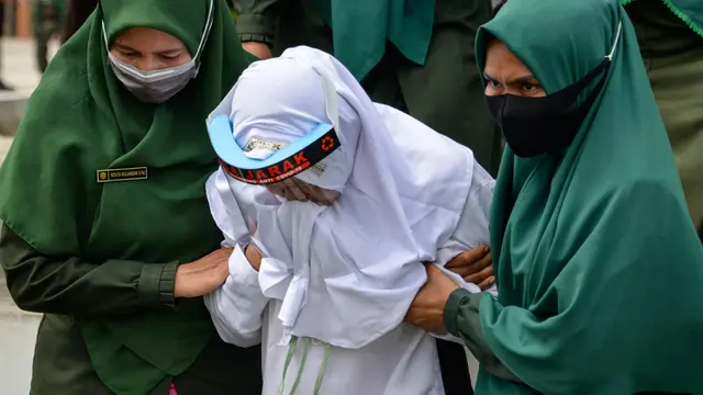 Terpidana Zina Dihukum 100 Kali Cambuk