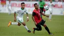 Pemain Timor Leste dikawal pemain sayap Timnas Indonesia U-22, Osvaldo Ardiles Haay berusaha mengejar bola dalam laga penyisihan grup B SEA Games 2017 di Stadion Selayang, Selangor, Minggu (20/8). Indonesia menang 1-0. (Liputan6.com/Faizal Fanani)