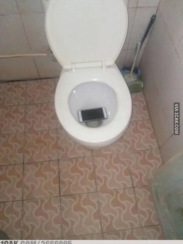 6 Kelakuan Nyeleneh saat di Kamar Mandi, Bikin Geleng Kepala