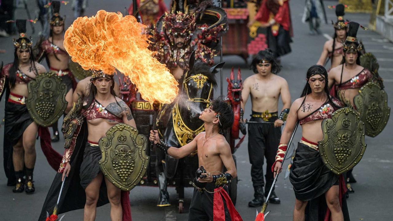 FOTO: Megahnya Grand Jember Fashion Carnaval 2025 Bertema Evoluxion