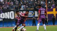 Pemain Persik Kediri, Rendi Irawan diadang pemain Sidoarjo United dalam laga ISC B di Stadion Gelora Delta, Sidoarjo, Sabtu (7/5/2016). (Bola.com/Fahrizal Arnas)