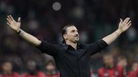 Pemain AC Milan, Zlatan Ibrahimovic, memberikan isyarat cinta kepada ribuan suporter setelah memberikan pidato perpisahannya dari dunia sepakbola di San Siro, Senin (5/6/2023) dini hari WIB. (AP Photo/Antonio Calanni)
