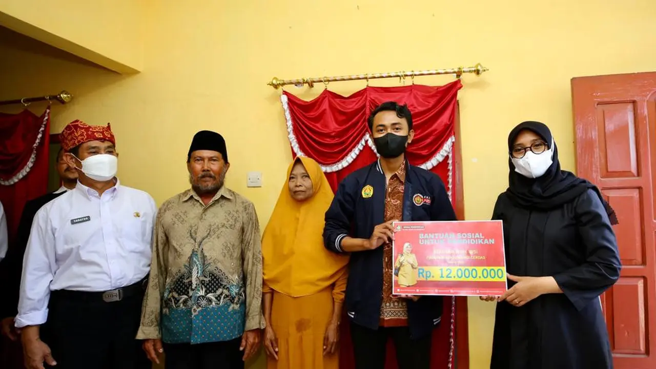 Bupati Banyuwangi Ipuk Fiestiandani (Kiri) menyerahkan Beasiswa Banyuwangi Cerdas ke salah satu penerimanya (Istimewa)