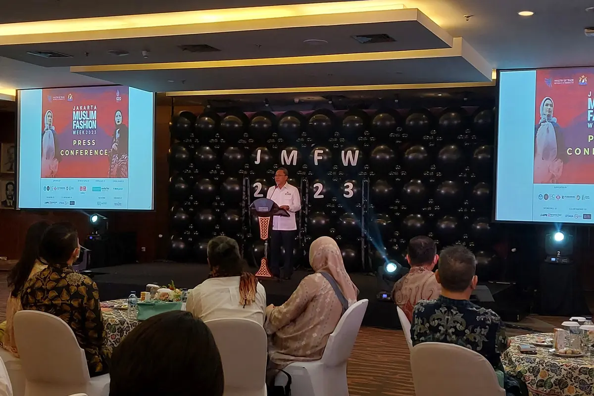 Menteri Perdagangan Zulkifli Hasan  dalam pembukaan Konferensi Pers Jakarta Muslim Fashion Week, di Kementerian Perdagangan, Rabu (12/10/2022).