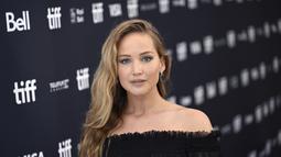Jennifer Lawrence menghadiri pemutaran perdana " Causeway " selama Toronto International Film Festival di Toronto Sabtu (10/9/2022). Jennifer Lawrence tampil cantik memukau dalam balutan gaun hitam tipis di acara tersebut. (Cole Burston/The Canadian Press via AP)