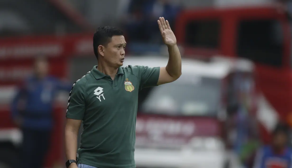 Direktur Tekhnik Bhayangkara FC, Yeyen Tumena, saat melawan Perseru Badak Lampung FC pada laga Liga 1 2019 di Stadion Patriot, Bekasi, Jumat (16/8). Bhayangkara FC takluk 0-1 dari Perseru Badak Lampung FC. (Bola.com/M Iqbal Ichsan)