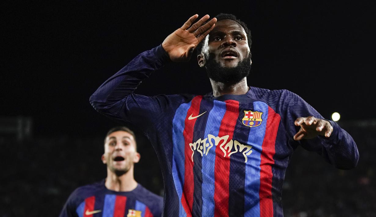 Pemain Barcelona, Franck Kessie melakukan selebrasi setelah mencetak gol kemenangan timnya ke gawang Real Madrid pada laga pekan ke-26 Liga Spanyol 2022/2023 di Camp Nou, Barcelona, Senin (20/03/2023). Blaugrana menang dengan skor 2-1 pada pertandingan yang bertajuk El Classico tersebut. (AP Photo/Joan Mateu)