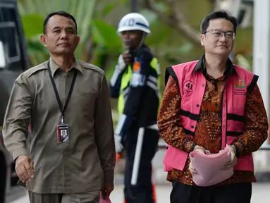 Komisaris PT Hanson International Tbk (MYRX) Benny Tjokrosaputro (kanan) tiba untuk menjalani pemeriksaan penyidik Kejaksaan Agung di Gedung KPK, Jakarta, Senin (9/3/2020). Benny diperiksa sebagai tersangka terkait kasus dugaan korupsi di PT Asuransi Jiwasraya (Persero). (merdeka.com/Dwi Narwoko)