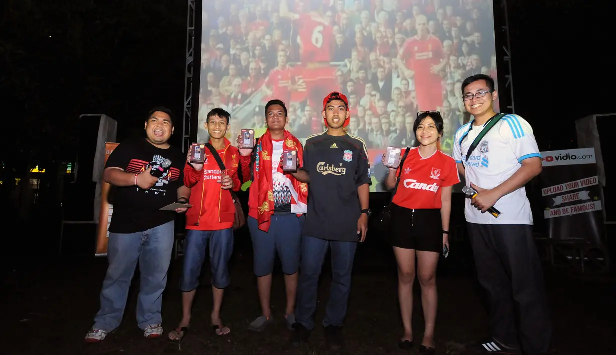 Beberapa suporter ‘’The Reds’ yang beruntung mendapat hadiah usai menyaksikan laga Liverpool kontra Manchester United di Alibaba Futsal, Bekasi, Minggu (22/3/2015). (Liputan6.com/Helmi Fithriansyah)