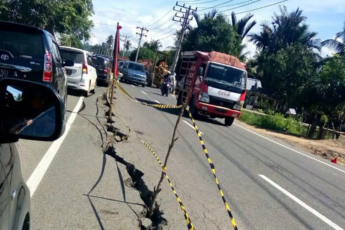 20161208-Gempa Sebabkan Jalan Retak di Pidie Jaya Aceh-Aceh