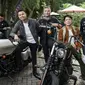 Raffi Ahmad saat sedang berkendara bersama geng sepeda motor kecil-kecilan The Dudas yang terdiri dari Ariel NOAH, Desta, dan Gading Marten. (Instagram @raffinagita1717)