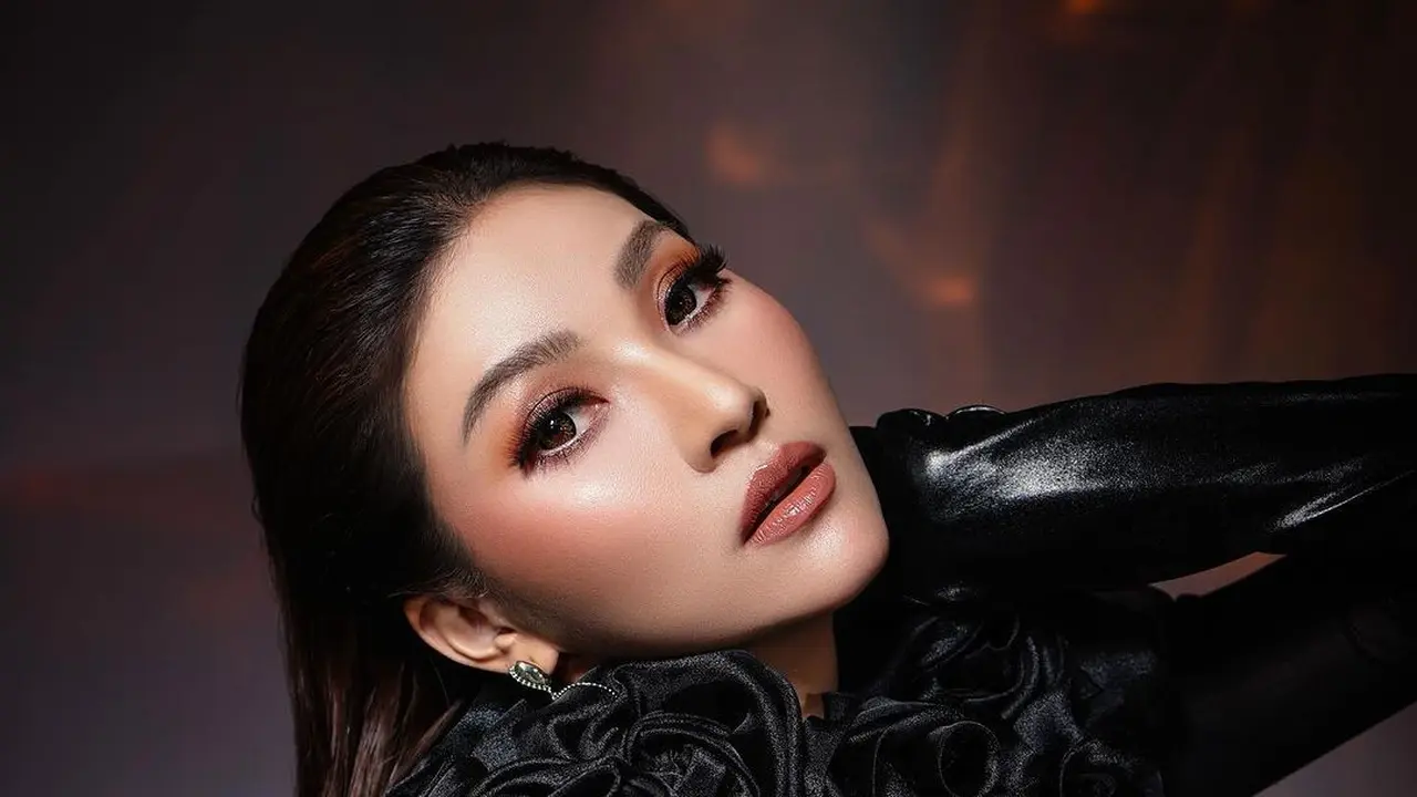 8 Gaya Glamor Sarwendah di Photoshoot Terbaru, Tampil Bak Diva dengan Gaun Bernuansa Gelap