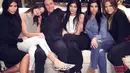Lalu 4 anak angkat dari Kris Jenner yakni Kourtney, Kim, Khloe dan Rob Kardashian. (New York Post)