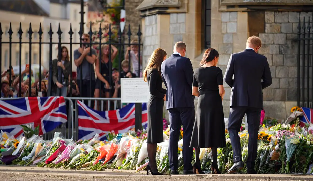 (kiri ke kanan) Kate Middleton dan Pangeran William bersama Meghan Markle dan Pangeran Harry melihat bunga untuk mendiang Ratu Elizabeth II di luar Kastil Windsor, Windsor, Inggris, 10 September 2022. Juru Bicara Pangeran William mengatakan bahwa Pangeran Wales itu mengundang saudara laki-laki dan iparnya untuk bergabung bersamanya dan Kate untuk melihat bunga dan tribut untuk Ratu Elizabeth II yang ditinggalkan di luar Kastil Windsor. (AP Photo/Martin Meissner)
