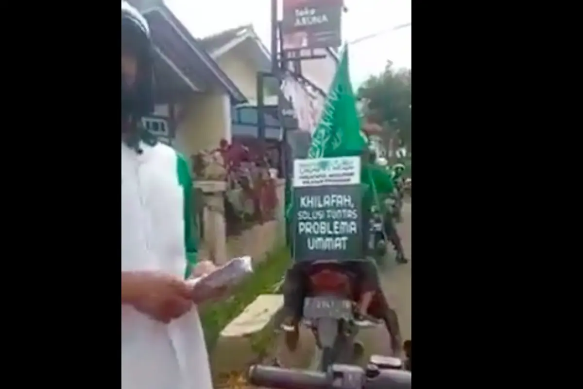 Sejumlah pemotor membawa poster sosialisai gerakan Khilafah, yang diduga berada di kawasan Jakarta Timur. (Istimewa)