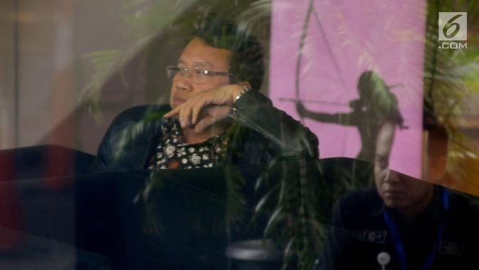 Direktur Utama PT Pembangkitan Jawa Bali (PJB) Iwan Agung Firstantara menunggu di lobi gedung KPK, Jakarta, Kamis (25/4). Iwan Agung Firstantara diperiksa sebagai saksi untuk tersangka Direktur Utama PLN nonaktif Sofyan Basir terkait kasus dugaan suap proyek PLTU Riau-1. (merdeka.com/Dwi Narwoko)