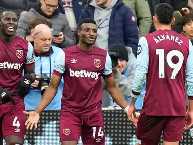 Pemain West Ham United Mohammed Kudus (tengah) melakukan selebrasi usai mencetak gol ke gawang Manchester United pada pertandingan sepak bola Liga Inggris di London Stadium, London, Inggris, Sabtu (23/12/2023). Manchester United kalah 0-2 dari West Ham United. (AP Photo/Kirsty Wigglesworth)