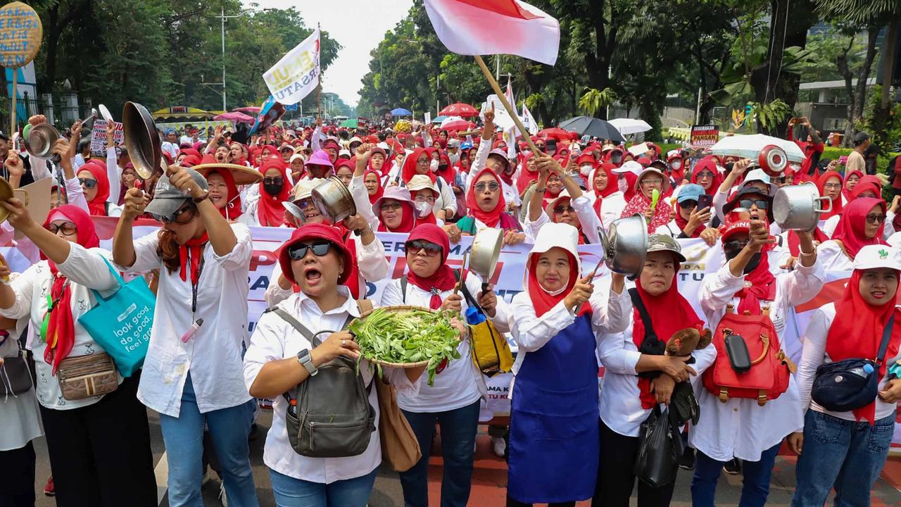 FOTO:  Aksi  Unjuk Rasa di Patung Kuda Dukung Kelanjutan Program Makan Bergizi Gratis