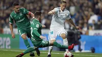 Pemain Real Madrid, Marcos Llorente (kanan) mengecoh dua pemain Leganes pada perempat final Copa del Rey di Santiago Bernabeu stadium, Madrid, (24/1/2018). Leganes menang 2-1. (AP/Francisco Seco)