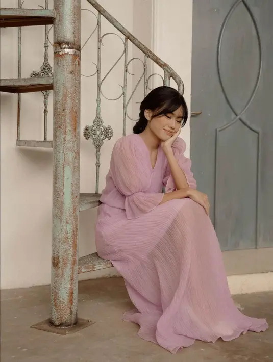 Penampilan Namira Adjani dalam foto ini juga bisa jadi inspirasi OOTD kondangan yang santun. Dress cantik bernuansa keunguan yang lembut ini membalut tubuh Namira dengan baik. [Foto: Instagram/namiradjani]