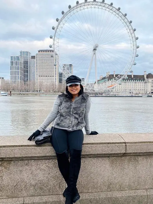 Perempuan lulusan S2 Queen Mary University London jurusan hukum  ini tampil stylish dalam paduan fur vest, long sleeve, dan celana jeans. Aksesori berupa topi, sarung tangan, dan sling bag bikin penampilannya makin stunning. (Instagram/feliciahutapeaaa).