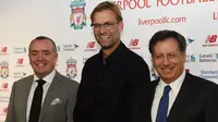   Pelatih baru Liverpool, Jurgen Klopp (tengah) didampingi oleh direktur Liverpool Ian Ayre saat konferensi pers di Anfield, Liverpool, Jumat (9/10/2015). Klopp dikontrak dengan durasi tiga tahun.. (AFP PHOTO/PAUL ELLIS)