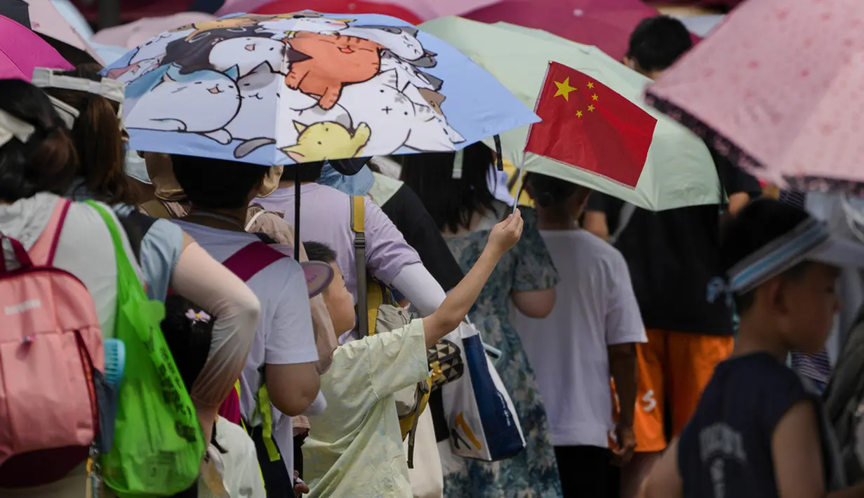 <p>Dilansir dari CNA, stasiun cuaca di pinggiran selatan ibu kota, yang dianggap sebagai pengukur cuaca utama Beijing, mencatat suhu 41,1 derajat celsius pada sore hari. (AP Photo/Andy Wong)</p>