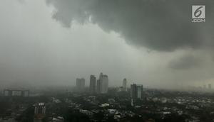 Awan mendung menggelayut di langit Jakarta, Kamis (1/2). Badan Meteorologi, Klimatologi, dan Geofisika (BMKG) memprediksi potensi curah hujan dari sedang hingga tinggi akan terjadi hingga 1 minggu ke depan. (Liputan6.com/Immanuel Antonius)