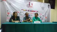 Pelatih Timnas Indonesia Putri U-16, Rully Nere, tidak terlalu puas dengan performa anak asuhnya saat menang 2-0 atas Kamboja dalam laga lanjutan Piala AFF Putri U-16 di Stadion Bumi Sriwijaya, Palembang, Jumat (4/5/2018). (Bola.com/Ivan Rida)