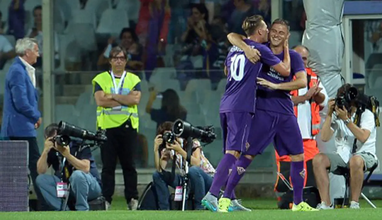Federico Bernardeschi (kedua kanan) melakukan selebrasi usai mencetak gol ke gawang Barcelona di International Champions Cup (ICC) 2015 di Stadio Artemio Franchi, Senin (3/8/2015). Fiorentina menang atas Barcelona dengan Skor 2-1. (AFP PHOTO/TIZIANA FABI)