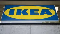 Gambar yang diambil pada tanggal 6 Mei 2019 menunjukkan logo di toko konsep IKEA di pusat kota di Place Madeleine di Paris. (Thomas SAMSON / AFP)