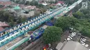 Foto udara memperlihatkan kondisi konstruksi tiang beton Light Rail Transit (LRT) yang roboh di Kayu Putih, Jakarta Timur, Senin (22/1). Proyek LRT rute Kelapa Gading-Velodrome itu dalam rangka menghadapi Asian Games 2018. (Liputan6.com/Arya Manggala)