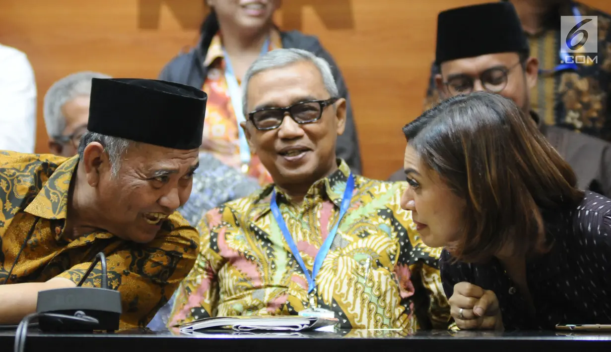 Ketua KPK, Agus Rahardjo (kiri) berbincang dengan Duta Baca, Najwa Shihabusai pertemuan di Gedung KPK, Jakarta, Selasa (31/10). Pertemuan membahas perkembangan kasus penyerangan penyidik KPK, Novel Baswedan. (Liputan6.com/Helmi Fithriansyah)