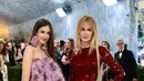 Nicole Kidman hadir bersama putrinya Sunday Rose Kidman Urban dengan tampilan serasi merah-pink. Nicole Kidman terlihat mature dengan gaun sequin dari Chanel, sedangkan Sunday Rose kenakan gaun pink bernuansa floral dari Dior [Photo by Dimitrios Kambouris / GETTY IMAGES NORTH AMERICA / Getty Images via AFP]