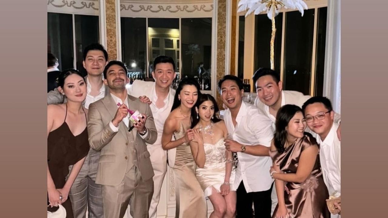 Di tengah keramaian pernikahan, tampak pula Nadhif Zahiruddin, mantan Anya Geraldine dan pengusaha sukses, yang merupakan teman baik Anthony.<br><br>