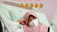 Potret nyeleneh orang jenguk teman di rumah sakit (Sumber: 1cak.com)