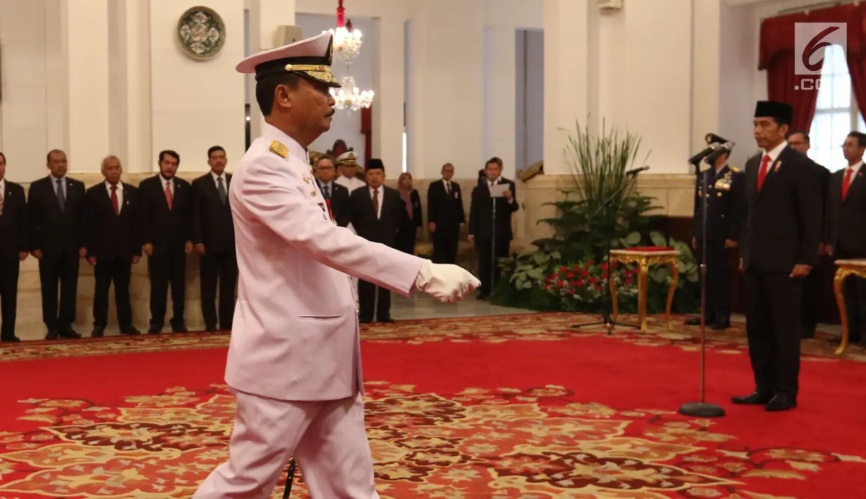 Presiden Joko Widodo (kanan) melantik pejabat baru KSAL Laksdya TNI Siwi Sukma Adji (kiri) di Istana Negara, Jakarta, Rabu (23/5). Laksdya TNI Siwi Sukma Adji dilantik menjadi KSAL menggantikan Laksamana TNI Ade Supandi. (Liputan6.com/Angga Yuniar)