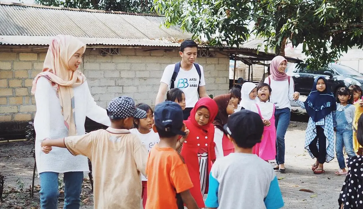 Aktif ikut beragam kegiatan di luar negeri hingga dalam negeri, konten kreator asal Palembang ini jadi inspirasi banyak orang. Sosoknya sukses bikin salut netizen karena berani utarakan pendapatnya soal isu yang tengah ramai lewat konten Beropini di YouTube. Lewat konten ini, Gitasav ajak netizen berdiskusi dan membuka pikirannya soal isu-isu yang tabu dan jarang dibahas. (Liputan6.com/IG/@gitasav)