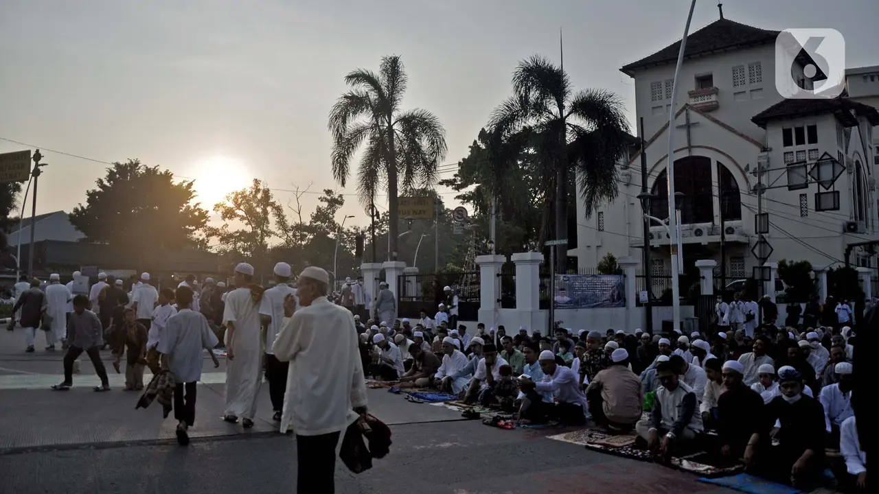 Khusyuk Sholat Idul Fitri di Jatinegara