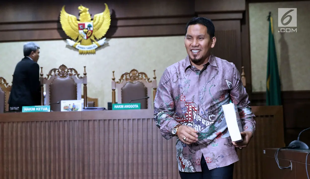 Terdakwa suap Dana Otonomi Khusus Aceh (DOKA) Bupati Bener Meriah nonaktif, Ahmadi usai menjalani sidang pembacaan tuntutan di Pengadilan Tipikor, Jakarta, Kamis (22/11). Ahmadi dituntut hukuman empat tahun penjara. (Liputan6.com/Helmi Fithriansyah)